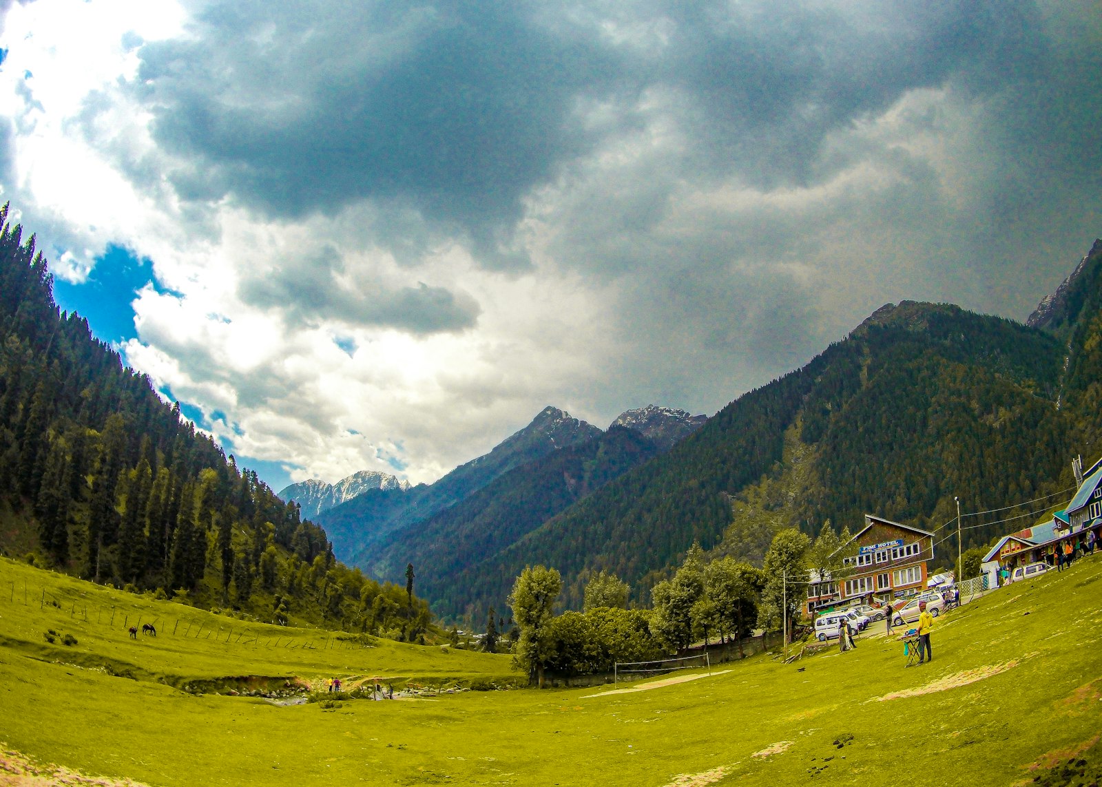 Kashmir Valley Family Escape - photo 2