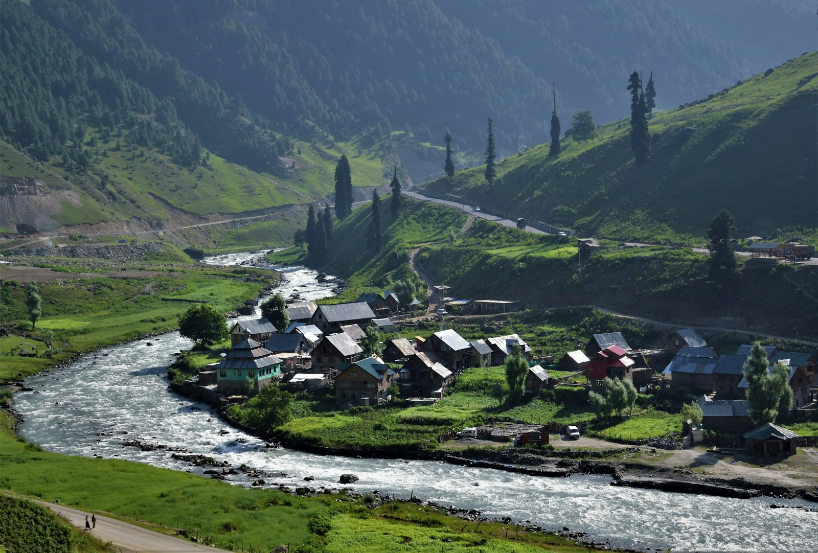 Kashmir Valley Family Escape - photo 1